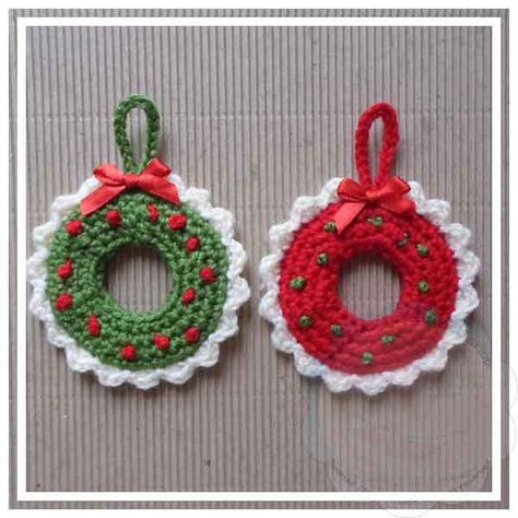 The Easy Christmas Wreath Ornament Pattern from Joanita Theron is crocheted with medium weight yarn [4] and a 3.50 mm (E) hook. The finished ornament measures approximately 8.5 cm X 8.5 cm. Crocheted Christmas Ornaments, Crochet Wreath Ornament, Bows For Presents, Crochet Christmas Wreath, Wreath Ornaments, Christmas Crochet Patterns Free, Crocheted Christmas, Crochet Wreath, Wreath Ornament