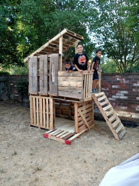 Pallet Fort. First Pinterest project complete. No measurements, just pieced free pallets together with screws. Pallet Forts For Kids Diy, Pallet Fort, Pallet Tree Houses, Pallet House Plans, Backyard Play Spaces, Diy Kids Playground, Pallet Kids, Pallet Playhouse, Kids Forts