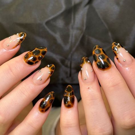 Felicia_nails_wolverhampton | tortoise shell design #tortoise #tortoiseshellnails #nailart #nails#nailsofinstagram | Instagram Green Tortoise Shell Nails, Tortoise Nails Design, Turtle Shell Nails, Reptile Nails, 2025 Nails, Tortoiseshell Nails, Tortoise Nails, Tortoise Shell Nails, Turtle Nails