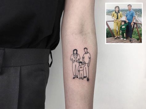 Artist Turns Your Most Nostalgic Childhood Pics Into Stylish Tattoos So You Always Have Them On Your Skin Family Portrait Tattoo, Simple Tattoo With Meaning, Simple Tats, Stylish Tattoo, Family Tattoo, Silhouette Tattoos, Inspiration Tattoos, Space Tattoo, Tattoo Feminina