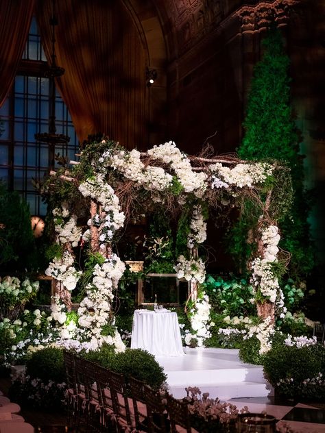 Wedding Chuppah Indoor, Huppah Wedding Outdoor, Chuppah Indoor, Natural Chuppah, Pergola Wedding Ceremony, Rustic Mandap, Wedding Chuppah Flowers, Huppah Wedding, Pergola Wedding