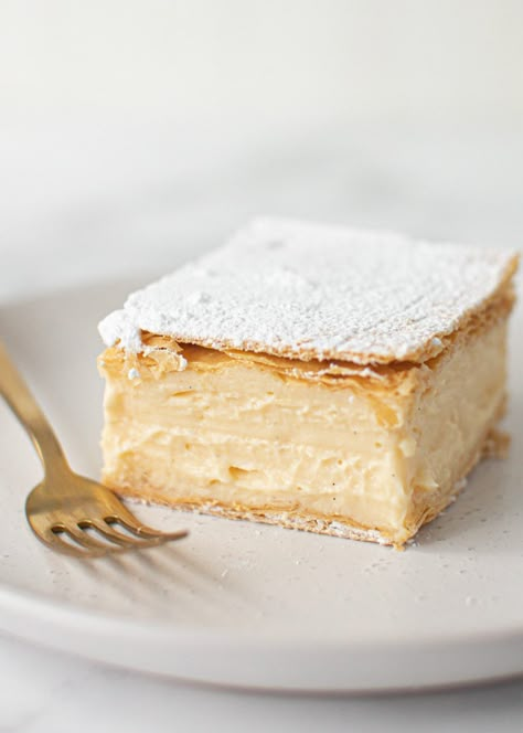 Classic Vanilla Slice - So easy! - www.thescranline.com Vanilla Slice Recipe, Vanilla Slice, Custard Slice, Butter Puff Pastry, Impressive Desserts, Pavlova Recipe, Boston Cream Pie, Frozen Puff Pastry, Slices Recipes