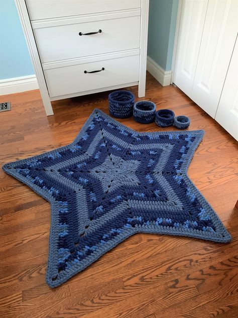 Crochet Blanket Tutorials: Free Patterns Included Tapestry Bedroom Crochet, Crochet Floor Mat, Crochet Apartment Decor, Blue Yarn Crochet Projects, Star Blanket Crochet, Carpet Crochet, Blue Crochet Blanket, Crochet Star Blanket, Crochet Mat