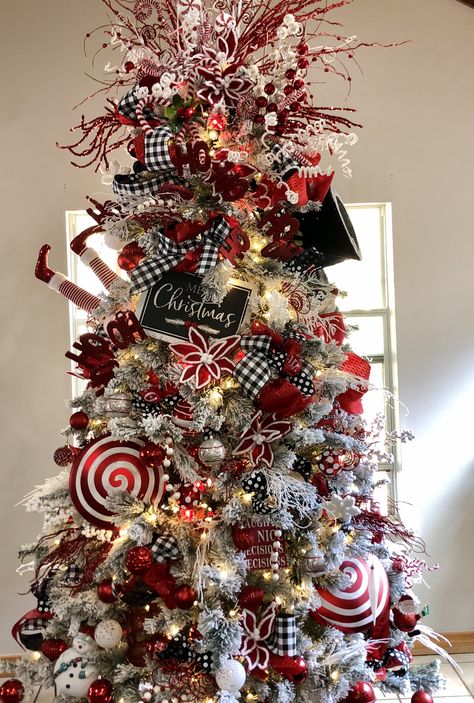 Red black and white Christmas tree by christmas Envy Lindsey Beck message me for details! White Christmas Tree Decorations, Christmas Tree Decorating Themes, Silver Christmas Tree, Black Christmas Trees, White Christmas Trees, Christmas Tree Inspiration, Red Christmas Tree, Christmas Tree Ideas, Black Christmas