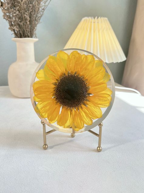 Dry Flower Art, Real Sunflower, Resin Sunflower, Meaning Of Sunflower, Resin And Wood Diy, Best Friend Christmas Gifts, Art Sunflower, Anniversary Gifts For Her, Sunflower Gifts