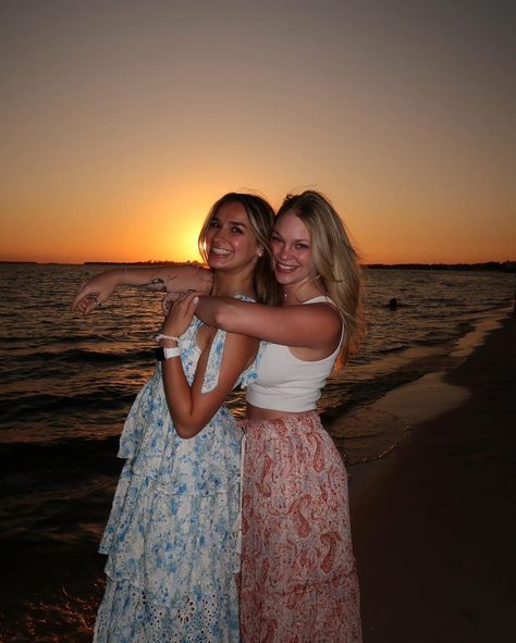 beach night with my girls 💕 Pictures At The Beach With Friends, Holiday Best Friend Pictures, Picture Ideas For Beach, Night Beach Pics Friends, Trip Pictures Ideas, Friend At Beach, At Beach With Friends, Summer Best Friend Pictures, Beach Night Photos