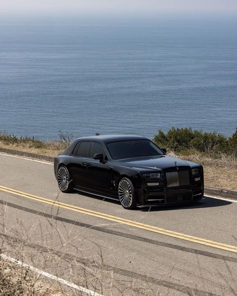 All Black Rolls Royce Cullinan, Rolls Royce Phantom Black, Rr Phantom, Blacked Out Cars, Mercedes Brabus, Rolls Royce Wallpaper, Rolls Royce Black, Most Luxurious Car, Bentley Rolls Royce