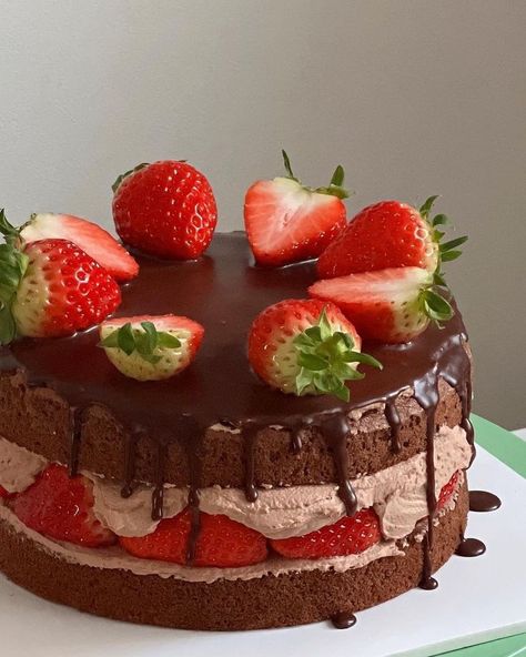 Strawberry Chocolate Cake, Chocolate Strawberry Cake, Strawberry Chocolate, Cute Baking, Pretty Dessert, Yummy Comfort Food, Strawberry Cakes, Pretty Birthday Cakes, Chocolate Strawberry