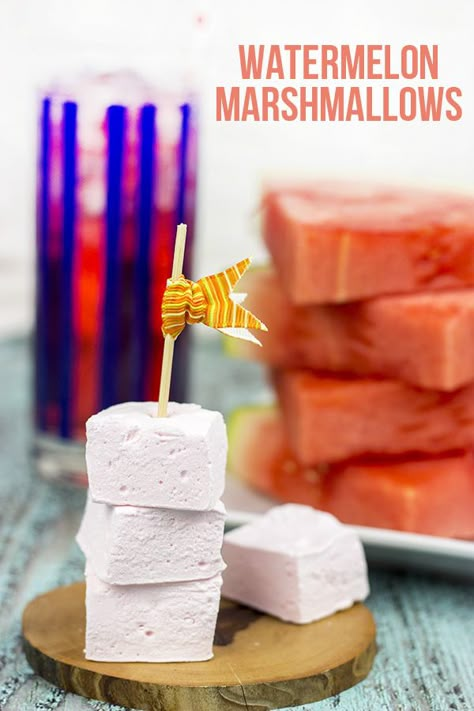 Looking for a fun summer recipe?  These Homemade Water Marshmallows are a unique twist on a classic summer treat! Mochi Recipes, Homemade Marshmallow Recipe, Gourmet Marshmallows, Marshmallow Recipes, Marshmallow Recipe, Summer Juice, Gourmet Marshmallow, Flavored Marshmallows, Homemade Marshmallow