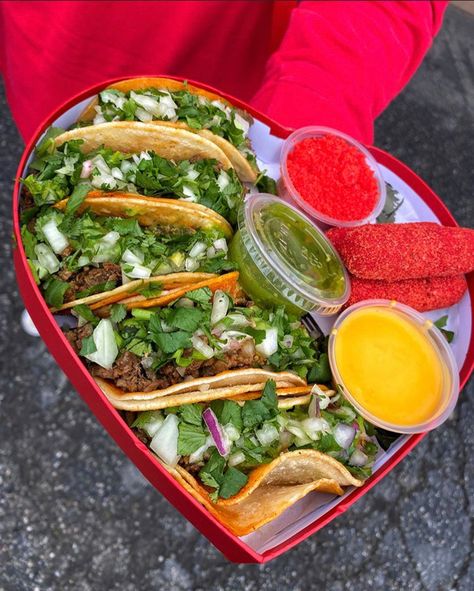 Mexican Food Gift Basket Ideas, Taco Bouquet, Taco Packaging, Taco Heart, Book Bouquet, Mexican Brunch, Mexican Snacks, Food Gift Baskets, Fire Food