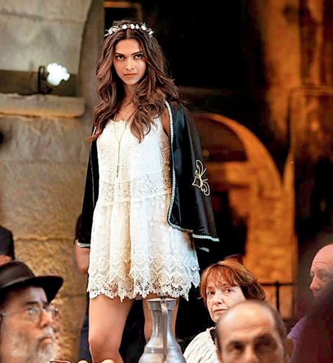 Deepika Padukone on the sets of 'Tamasha' Deepika Padukone Movie Looks, Deepika Padukone Dresses, Deepika Padukone Movies, Bollywood Theme Party Outfit, Tamasha Movie, Bollywood Theme Party, ऐश्वर्या राय, Deepika Ranveer, Bollywood Theme