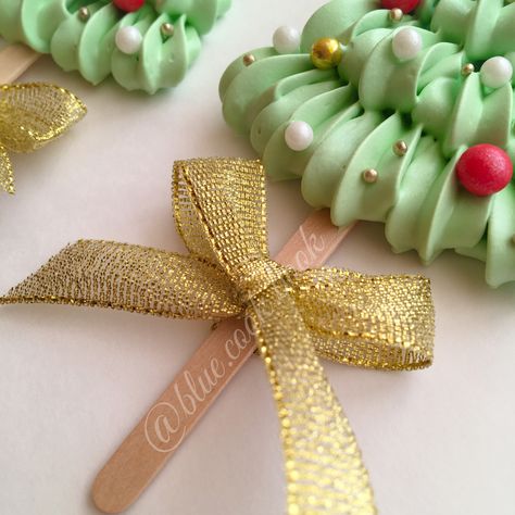 Christmas Meringue Pops, Meringue Cookies Christmas, Christmas Meringues, Newyear Aesthetic, Pops Cake, Meringue Kisses, Pretzel Sticks, Meringue Cookies, New Year 2022