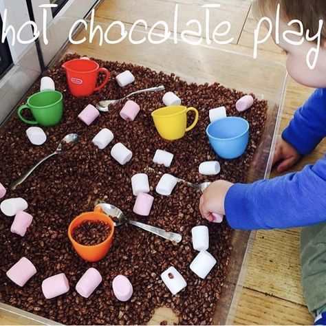 Hot chocolate sensory play Hot Chocolate Tuff Tray, Christmas Role Play Area Eyfs, Christmas Messy Play Ideas, Hot Chocolate Sensory Bin, Chocolate Activities For Kids, Christmas Messy Play, Hot Chocolate Sensory, Provocations Kindergarten, Chocolate Activities