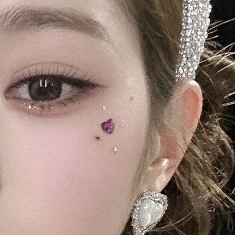 Wonyoung Eyes Details, Wonyoung Make Up, Wonyoung Eye Makeup, Wonyoung Eyes, Ive Makeup, Wonyoung Makeup Look, Wonyoung Details, Makeup With Gems, Wonyoung Makeup