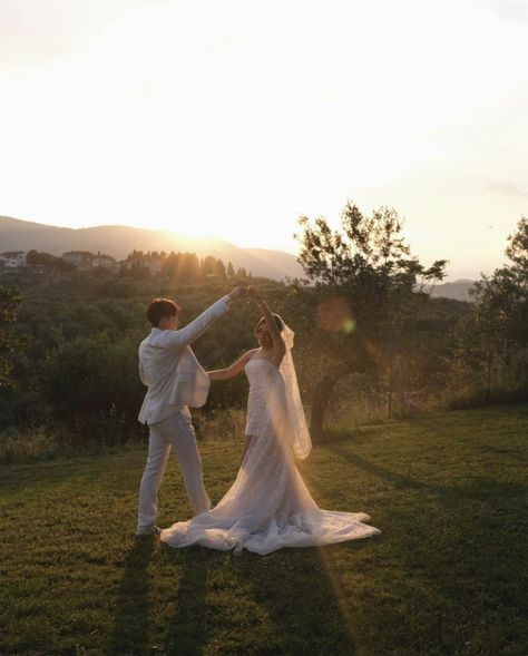 Mark Prin and Kimmy Kimberley Show Their Sweet Moments in The Pre-Wedding Photos in Italy - Thai Update Photos In Italy, Kimberley Anne Woltemas, Kimmy Kimberley, Yaya Urassaya, Wedding Shot List, Mark Prin, Theme Nature, Return To Tiffany, Wedding Picture Poses