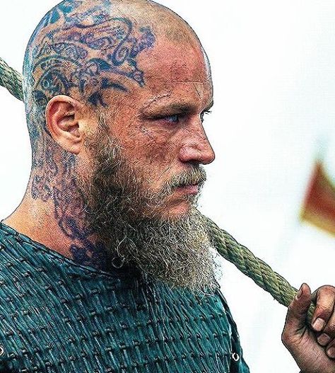 Rei Ragnar, Ragnar Vikings, Vikings Travis Fimmel, Small Wave Tattoo, Ragnar Lothbrok Vikings, Vikings Show, Viking Character, King Ragnar, Vikings Tattoo