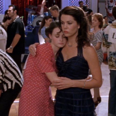 Lorelai And Rory, Gilmore Girls Lorelai, Lorelei Gilmore, Gilmore Girls Outfits, Academic Aesthetic, Team Logan, Alexis Bledel, Lauren Graham, Lorelai Gilmore