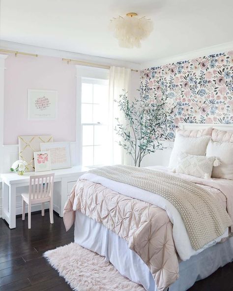 Accent Wall Girls Bedroom, Kids Room Paint Colors, Benjamin Moore Bedroom, Bedroom Wallpaper Accent Wall, Girls Bedroom Wallpaper, Girls Room Wallpaper, Bedroom Painting, Deco Jungle, Kids Interior Design