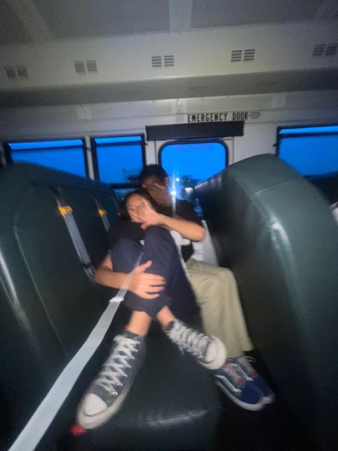 School Bus Cuddling, Things To Do On A Long Bus Ride With Friends, Bus Cuddling, Couples On The Bus, Aesthetic Bus Picture, Bus Picture Ideas, Bus Rides With Friends, School Trip Pictures Ideas, Bus Couple Aesthetic