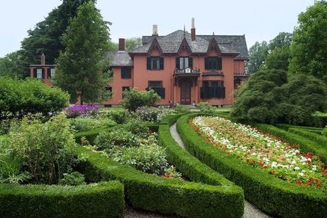 Gothic Mansion and English Gardens at Roseland Cottage. Royal Weddings at 5 Connecticut Mansions. Find your CT wedding venue on Here Comes The Guide! Connecticut Wedding Venues, New England Garden, Parterre Garden, Gothic Mansion, Mansion Wedding Venues, Historic New England, Sunken Garden, Historic Wedding, Garden Wedding Venue