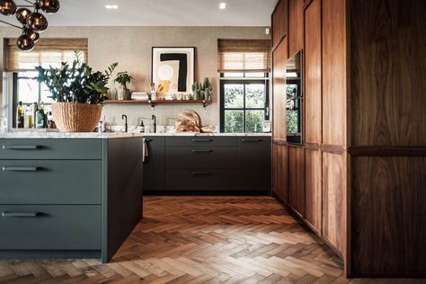 Timber Kitchen, Walnut Kitchen, Walnut Cabinets, Kitchen Marble, Apartment Kitchen, Wood Console Table, Glass Cabinet, Wood Kitchen, Interior Design Kitchen