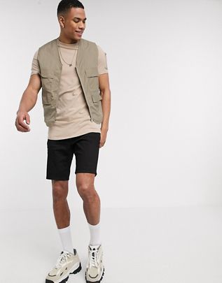 Vest Men Outfit, Utility Vest Outfit, Men Pose, Hooded Gilet, Utility Vest, Pose Style, Street Style Outfits Men, Khaki Fashion, Utility Pockets