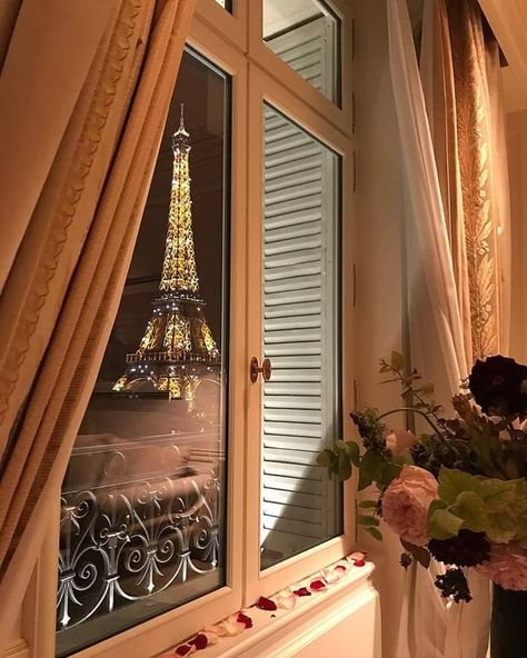 Old, but gold Torre Eiffel Paris, Paris Dream, Paris Vibes, Parisian Life, Paris Aesthetic, I Love Paris, Living In Paris, The Eiffel Tower, City Aesthetic