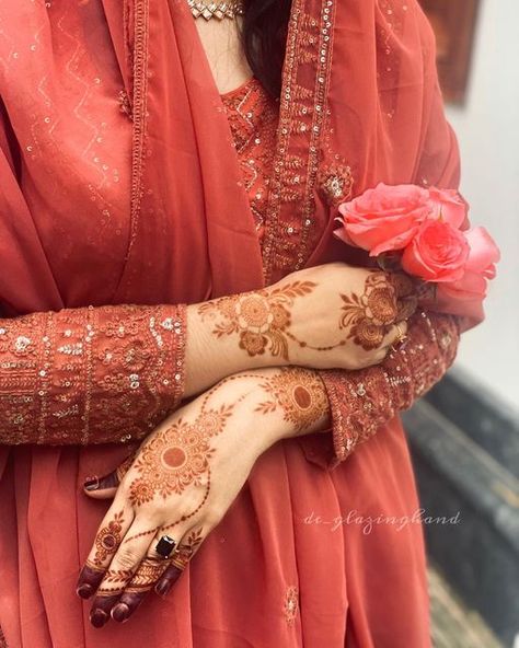 Simple Backhand Mehndi Designs, Short Mehndi Design, What Shoes To Wear, Mehndi Design Pictures, Very Simple Mehndi Designs, Modern Mehndi Designs, Engagement Mehndi Designs, Full Mehndi Designs, Stylish Mehndi Designs