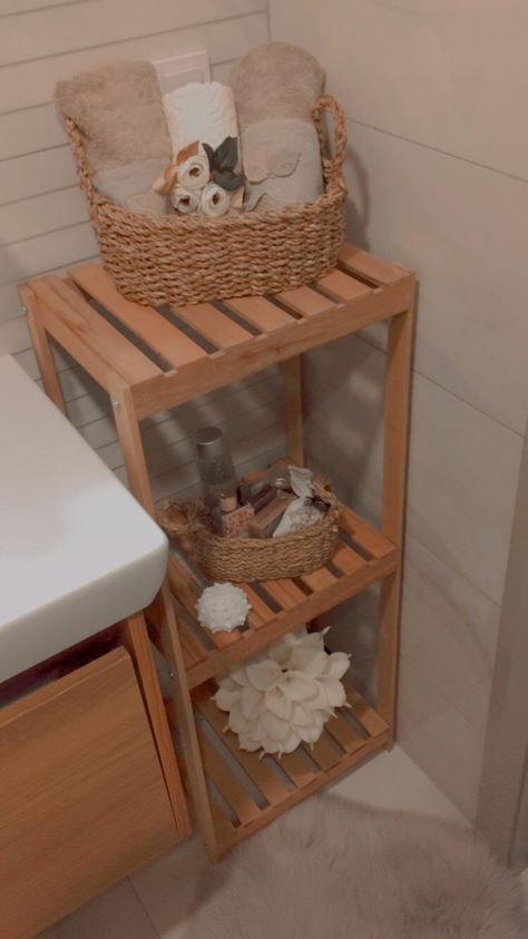 If you have spare space in your bathroom and if it is not as big as you want, you might use these kind of materials to decorate Wooden Bathroom Organizer, Grey Bedroom Decor, Bathtub Decor, House Organisation, Diy Wooden Projects, Wooden Bathroom, Small Apartment Decorating, Diy Bathroom Decor, Wooden Projects