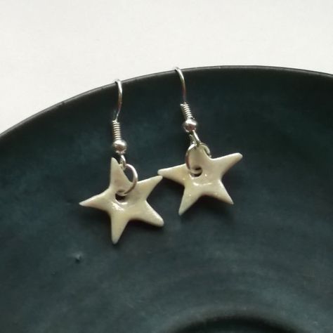 Star Dangle Earrings - handmade in porcelain with pearl glaze £12.95 a pair #jewellery #earrings #stars #star #dangleearrings Idea Product, Birthday Gift For Sister, Star Dangle Earrings, Art Clay Silver, Gorgeous Birthday, 30th Birthday Gift, Cute Gifts For Friends, Handmade Porcelain, Ceramic Earring