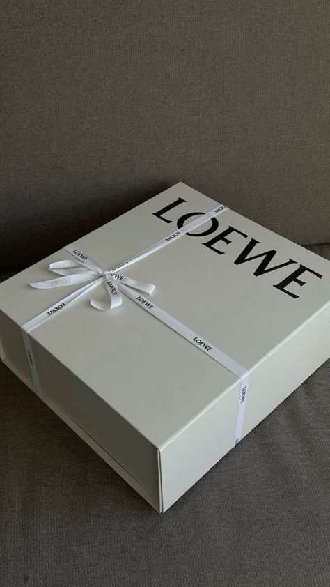 Bag Box Packaging Design, Loewe Bag Aesthetic, Clothing Packaging Design Inspiration, Luxury Packaging Design Fashion, Good Packaging Design, Packaging Aesthetic Branding, Personal Shopper Aesthetic, Clothes Packaging Ideas, Loewe Packaging