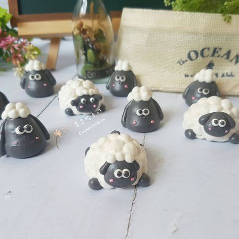 Sheep mini meringues by @o113025 Mirangue Cookies, Meringue Icing, Mini Meringues, Date Cookies, Cute Marshmallows, Meringue Kisses, Ice Cream Stand, Mini Burgers, Edible Crafts