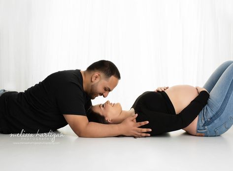 Couple Bump Photoshoot, Maternity Couple Photoshoot At Home, Indoor Maternity Photoshoot Outfits, Maternity Photo Shoot Diy, Laying Maternity Poses, Pregnant Couple Shoot, Maternity Couple Poses Indoor, Couple Maternity Pictures Indoor, Maternity Couple Studio