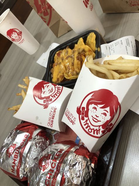 Wendy's Aesthetic Food, Wendys Food, Wendy Fast Food, Wendy Aesthetic, American Fast Food, Fast Food Places, Best Fast Food, Party Food Buffet, Junk Food Snacks