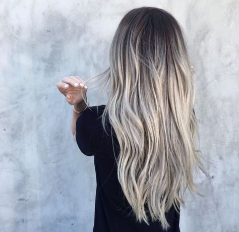 Ash blonde ombre Popelavá Blond, Cool Ash Blonde, Ash Blonde Ombre, Trendy We Fryzurach, Balayage Blond, Icy Blonde Hair, Ash Blonde Balayage, Ash Hair Color, Ombre Hair Blonde