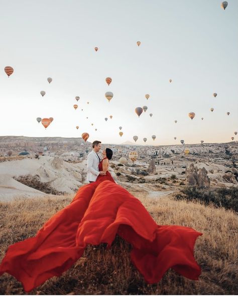 Long Tail Dress, Tail Gown, Beautiful Diamond Jewelry, Desert Photoshoot Ideas, Wedding Card Design Indian, Flying Dress, Pre Wedding Shoot Ideas, Celebrity Gowns, Tail Dress