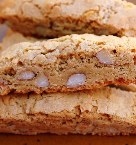 These are my Mom's Almond Slice cookies. If you have ever been the recipient of an Italian Cookie tray, or been into an Italian bakery, yo... Italian Cookie Tray, Slice Cookies, Almond Slice, Italian Almond Cookies, Best Christmas Cookie Recipe, Italian Cookie, Italian Bakery, Almond Biscotti, Italian Word