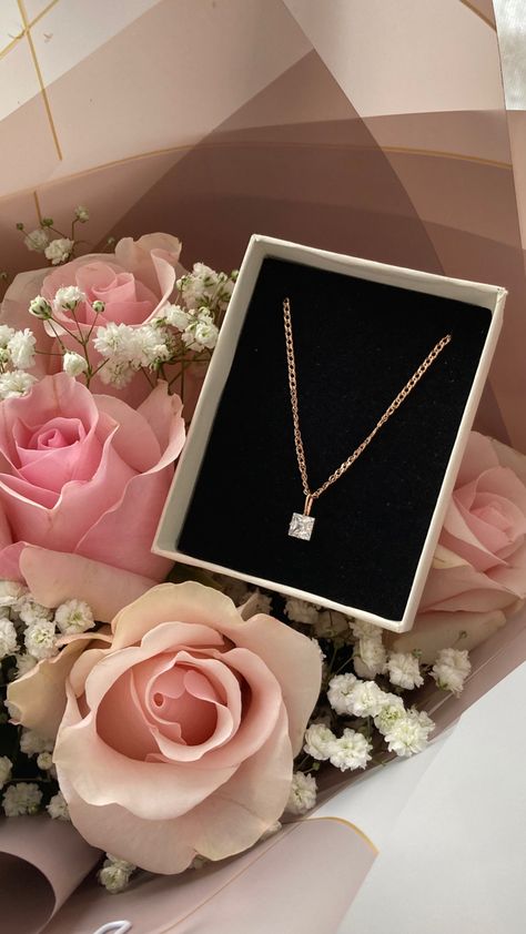 Necklace Aesthetic Gift, Fake Gifts Story, Birthday Present Aesthetic, Luxury Birthday Gifts, Birthday Goals, Flower Box Gift, Necklace Gift Box, Expensive Jewelry Luxury, Applique Wedding