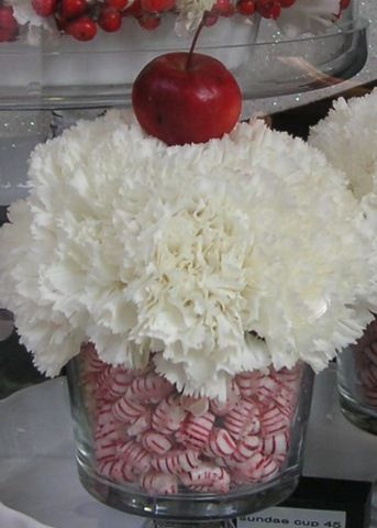 Christmas Candy Carnations by Sandra Olando Carnation Centerpieces, Cupcake Centerpieces, Christmas Centre Pieces, Deco Table Noel, Candy Theme, Christmas Centerpieces Diy, Floral Arrangements Diy, Snacks Für Party, Christmas Cupcakes