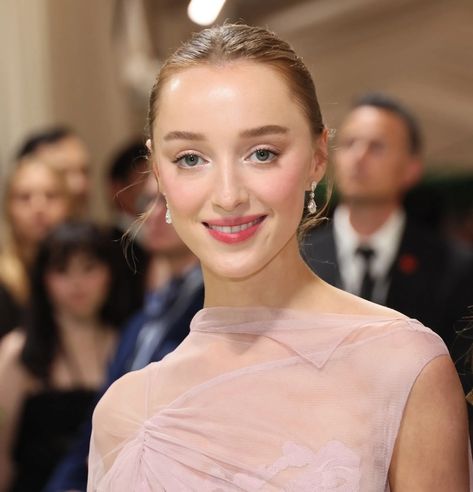 Phoebe Dynevor’s Spring Makeup Is Easy To Replicate - Brit + Co Phoebe Dynevor Makeup, Bridgerton Makeup, Bridgerton Cast, Bride Makeup Natural, Spring Wedding Makeup, Cello Photography, Makeup 2024, Fair Skin Makeup, Phoebe Dynevor