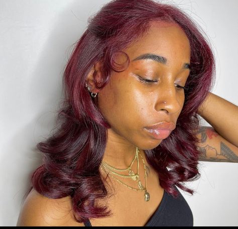 Burgundy Natural Hair, Magenta Red Hair, Red Hair On Dark Skin, Wine Red Hair Color, Wigs Burgundy, Wigs Curly Hair, Curly Hair Texture, Strawberry Red Hair, Dark Burgundy Hair