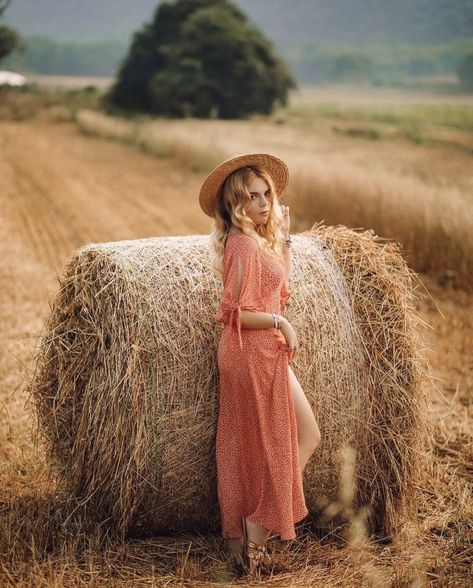 Haybale Photoshoot, Hay Bale Photoshoot, Quince Pictures, Straw Bale, Straw Bales, Hay Bales, Senior Photoshoot, Fall Photoshoot, Instagram Photography