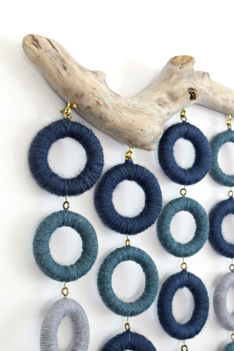 Easy No Weave DIY Wool Wall Hanging on Driftwood | Dans le Lakehouse Curtain Rings Crafts, Diy Laine, Wool Wall Hanging, Diy Wool, Diy Wand, Modern Wall Hanging, Macrame Wall Hanging Diy, Thrift Store Crafts, Diy Weaving