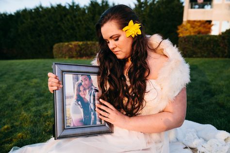 Bride-to-be Lauren Reynolds' fiance died just a month before their wedding day. In his honor, she did this heartbreakingly beautiful photo shoot in her wedding dress. | Stephanie Jarstad Photography Memorial Photoshoot Photo Ideas, One Month Before Wedding, Memorial Photoshoot, Lauren Reynolds, Large Family Photos, Bride Pictures, Beautiful Photoshoot, Bride Photo, Photos Ideas