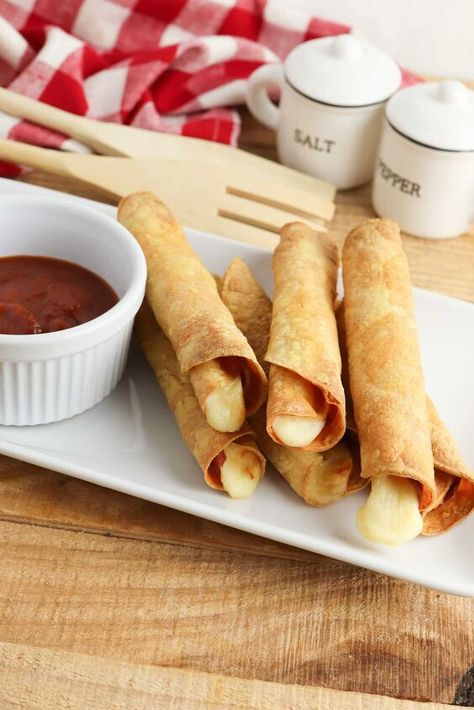 My 3-ingredient Air Fryer Pizza Taquitos can be made in minutes by piling cheese and pepperoni slices onto corn tortillas, rolling them up and placing then into my air fryer basket. Spray the air fryer pizza rolls with some oil then cook for 4-6 minutes until deliciously crisp and golden.  Make this tasty snack with these  highly recommended corn tortillas and  pepperoni  that Amazon reviewers swear by! Air Fryer Pizza TaquitosThese easy air fryer pizza taquitos are essentially air f… Tortilla Pizza Rolls, Air Fryer Pizza Roll Ups, Diy Pizza Rolls, Pizza Taquitos, Air Fryer Tortilla Pizza, Air Fryer Tortilla, Pizza Pockets Recipe, Pizza Roll Ups, Baked Taquitos