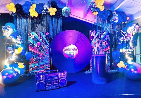 Happy Days on Instagram: "It’s ‘80 party night!! 📍 @qvinto_restaurant @gaiacrognale_events @annikka_toni #80s #80sparty #festaanni80 #temaanni80 #80sthemeparty #balloons #balloonsparty" Disco Night Theme Party, Disco Room, Santa's Grotto, 80s Birthday, 80s Party Decorations, Bagel Bar, Installation Ideas, Event Layout, 80's Party