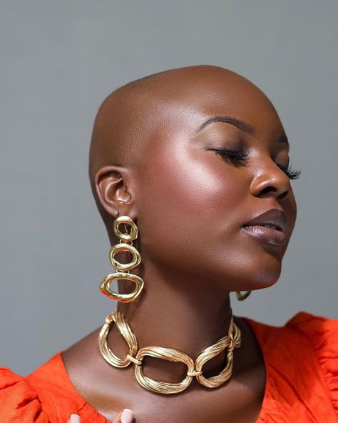 Bald Goddess, Bald Black Women Shaved Heads, Bald Women Fashion, Bald Hairstyles, Alternative Hairstyles, Bald Hairstyles For Women, Bald Beauty, Shaved Hair Women, Bald Head Women