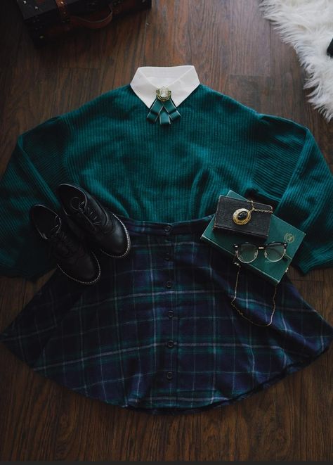 Green Dark Academia Outfit, Dark Green Outfit Aesthetic, Green Academia Outfit, Acedamia Outfits, Colorful Academia, Slytherin Outfit, Slytherin Fashion, Dark Academia Outfit, Academia Outfits