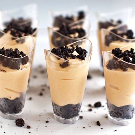 These peanut butter pie shooters are SO addicting and perfect for parties! They are also extremely easy to make. Serious win! | pinchofyum.com Shot Glass Desserts Recipes, Mini Dessert Shooters, Dessert Shooters Recipes, Shot Glass Desserts, Key Lime Desserts, Shooter Recipes, Banana Pudding Desserts, Mini Dessert Recipes, Dessert Shooters