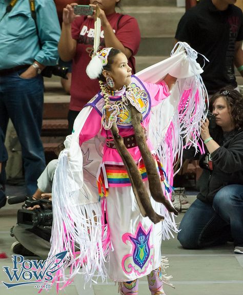 Fancy Shawl - 2014 Gathering of Nations | by Paul Gowder Red Fancy Shawl Regalia, Indigenous Regalia, Fancy Shawl Dancer, Regalia Patterns, Shawl Dancer, Fancy Shawl Regalia, Powwow Outfits, Rock Drawing, Tribe Women